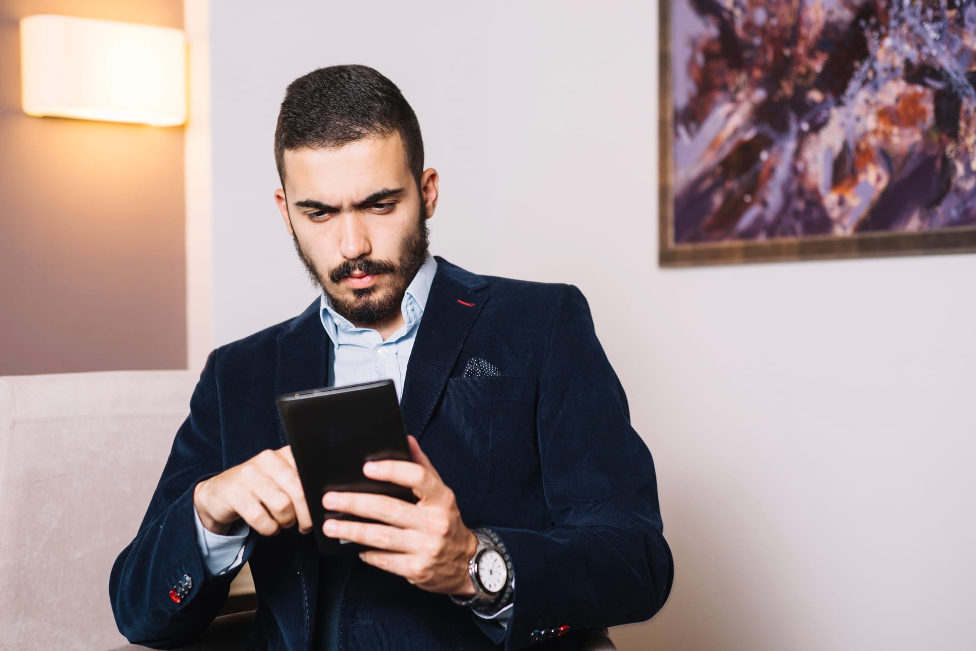Apostador brasileiro verificando promoções disponíveis no celular