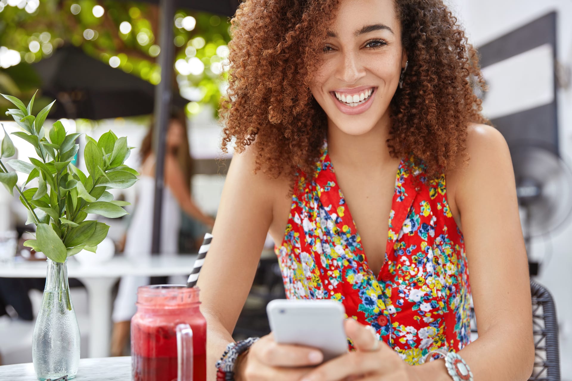 Apostadora brasileira sorrindo ao receber notificação de rodadas grátis no celular